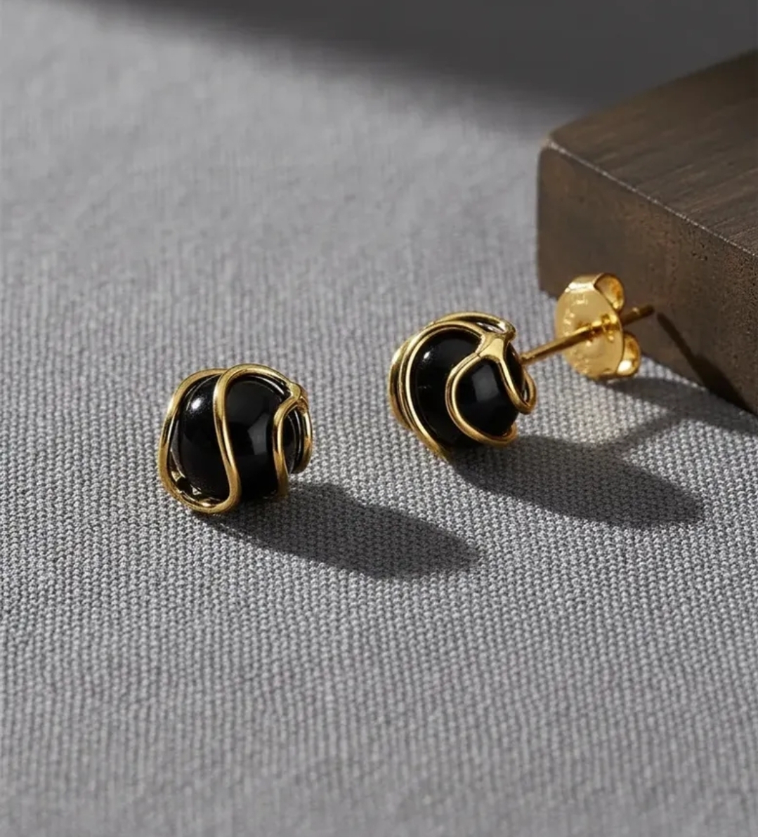Aros de perlas negras de oro laminado
